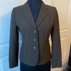 Ann Taylor Petites women’s brown pinstripe blazer, size 6p.